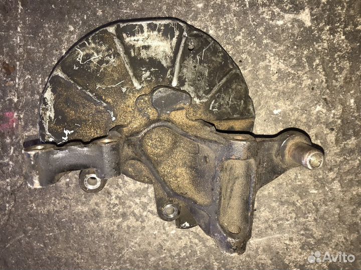 Кулак задний левый со ступицей Мазда 626