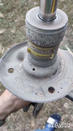 Стойка амортизатора на priora левая. Астон