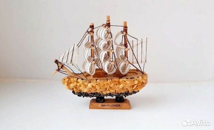 Корабль парусник модель Mayflower янтарь
