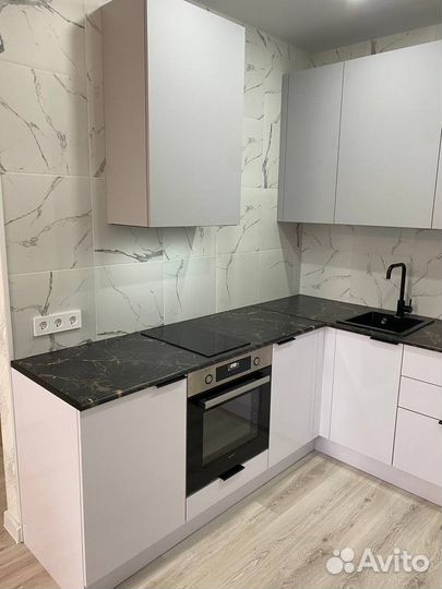 Серая угловая кухня под ключ за 3-4 недели