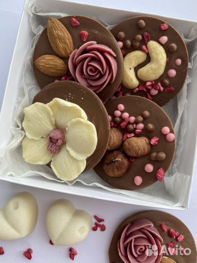 Пасхальное яйцо из шоколада с сюрпризом