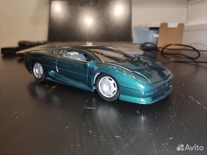 Модель Maisto 1:24 Jaguar XJ220