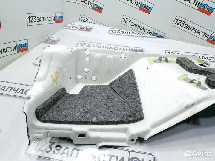 Обшивка багажника нижняя задняя правая Toyota
