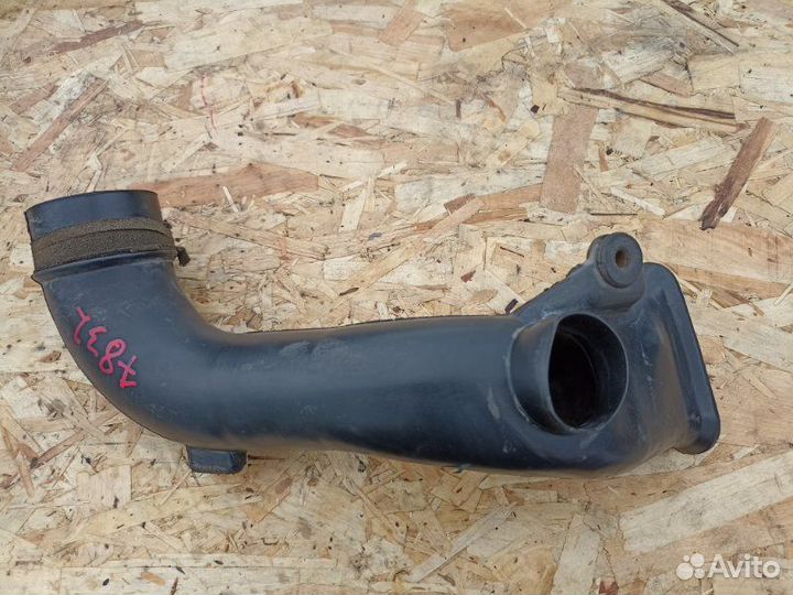 Патрубок воздушного фильтра Toyota Avensis ZZT251