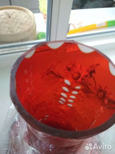 Ваза из красного стекла с резьбой