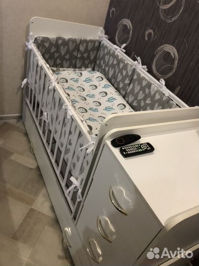 Детская кроватка с маятником и комодом