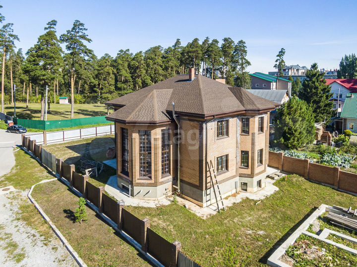 Дом 388,2 м² на участке 10 сот.