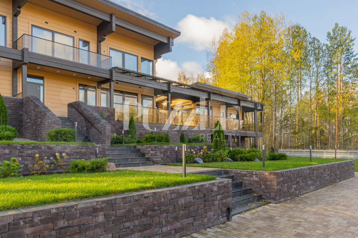 Дом 435 м² на участке 21 сот.