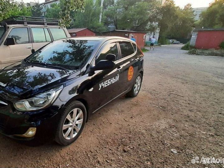 Инструктор по вождению A.B