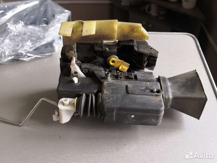 Замок передний левый Renault Sandero Duster