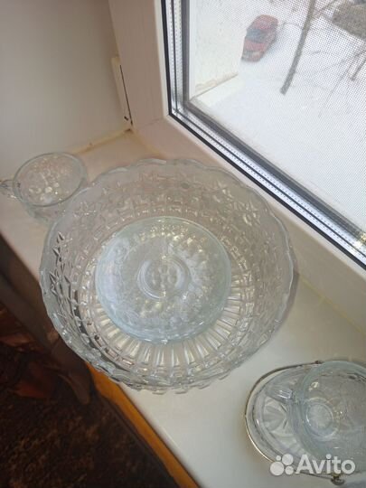 Салатница,стаканы,блюдца, икорница