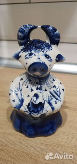 Фарфоровая статуэтка корова