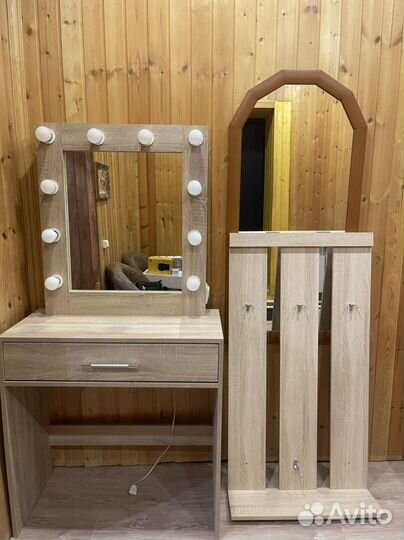 Туалетный столик с зеркалом