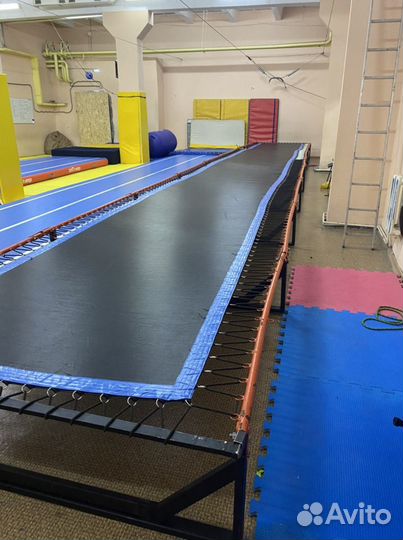 Акробатическая батутная дорожка