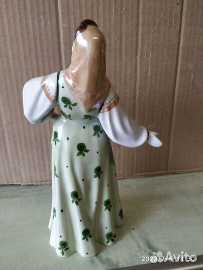 Статуэтка фарфоровая Плясунья Дулево