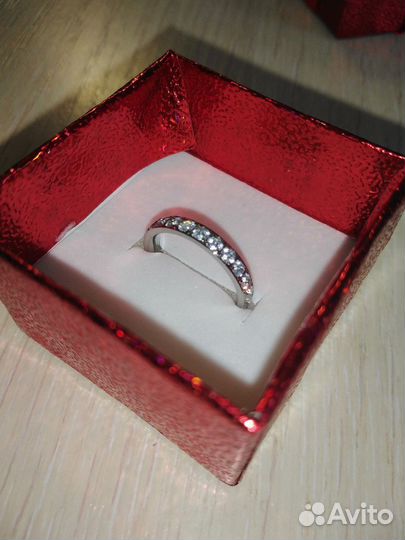 Женское кольцо из титана с фианитами