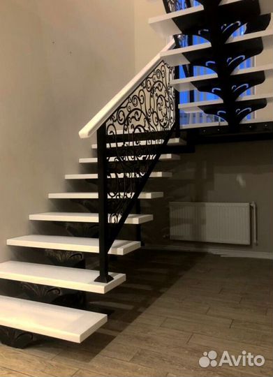 Облицовка лестничного металлокаркаса деревом