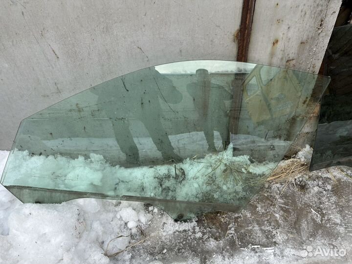 Боковое стекло