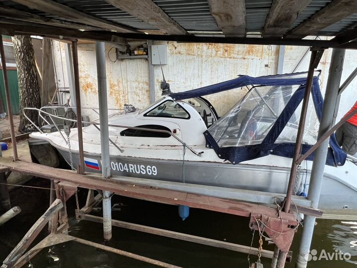 Катер и стояночное место поселке Новозавидовский