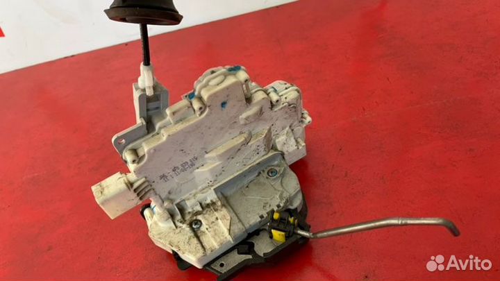 Замок двери задний левый Audi A6 C6 BDW 2.4