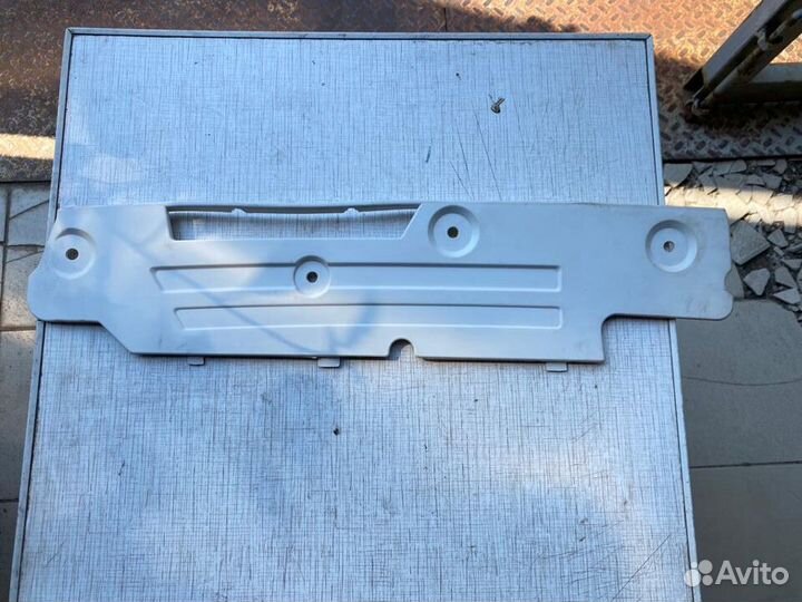 Торцевая планка корпуса фары прав. для Volvo FH