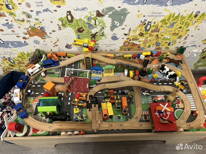 Деревянная железная дорога со столом