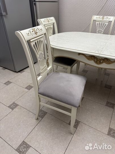 Стол со стульями на кухню