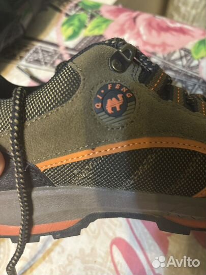 Продам кроссовки женские