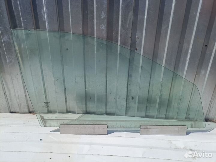 Стекло двери переднее правое Volvo V70 D5244T