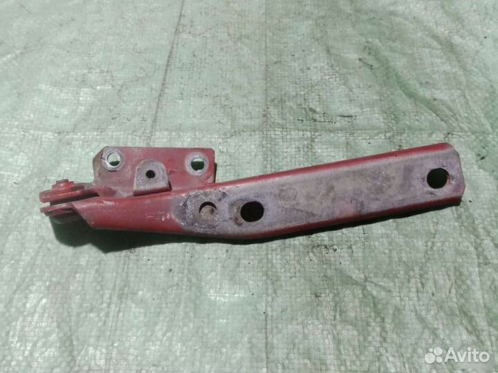 Петля капота левая Audi A6 C4