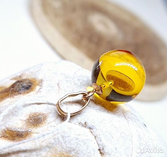 Золотой кулон с янтарём