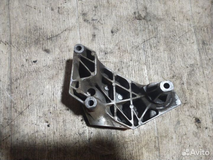 Кронштейн двигателя Skoda Octavia A4 Tour 1.6 BFQ