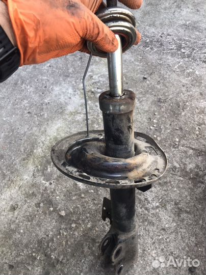 Амортизатор передний левый Тойота sienna 2.7