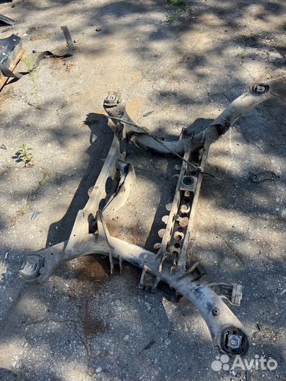 Подрамник задний Мерседес w140