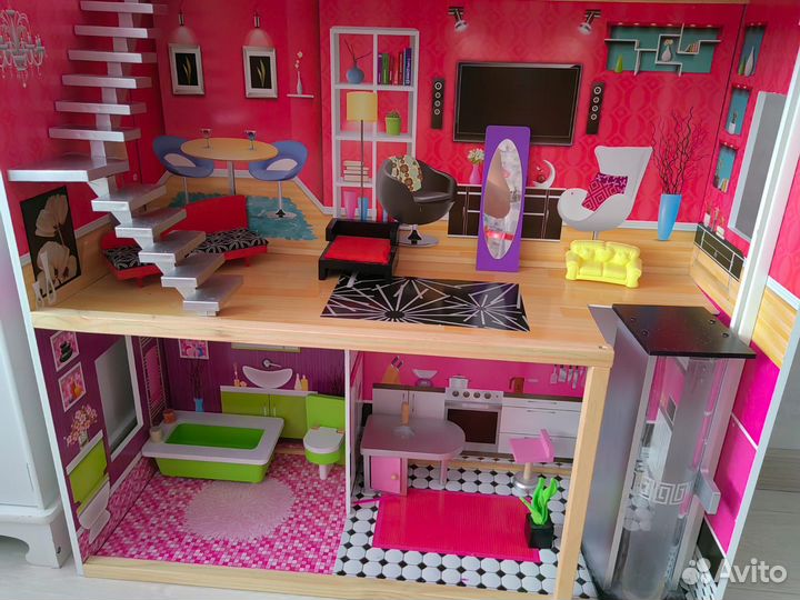 Большой кукольный домик с мебелью