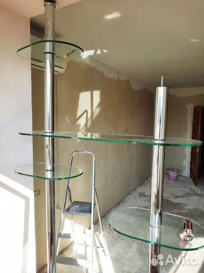 Стеллаж со стеклянными полками