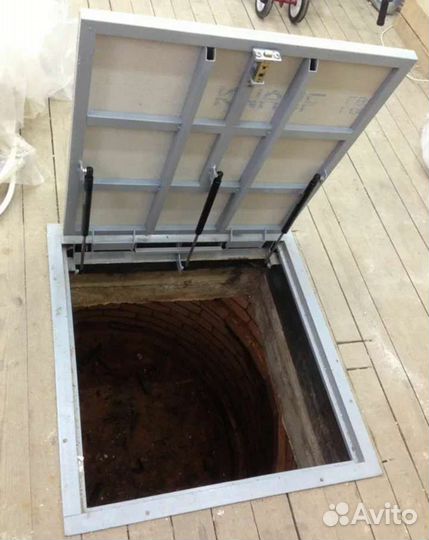 Напольный люк в подвал