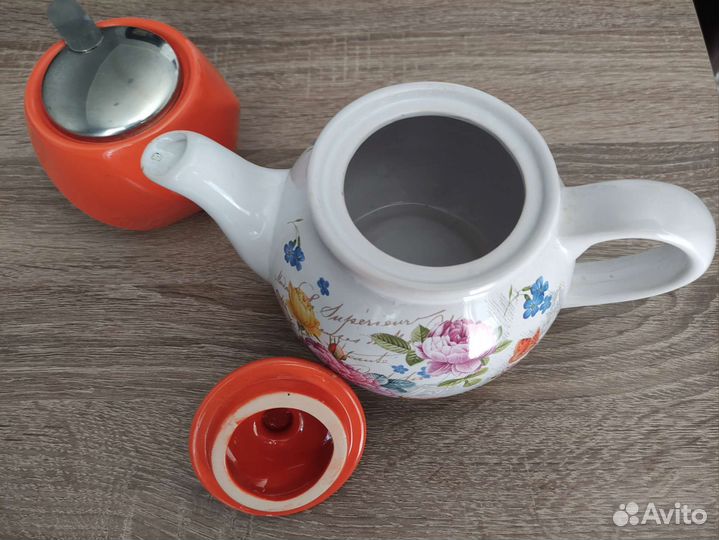 Заварочный чайник и сахарница