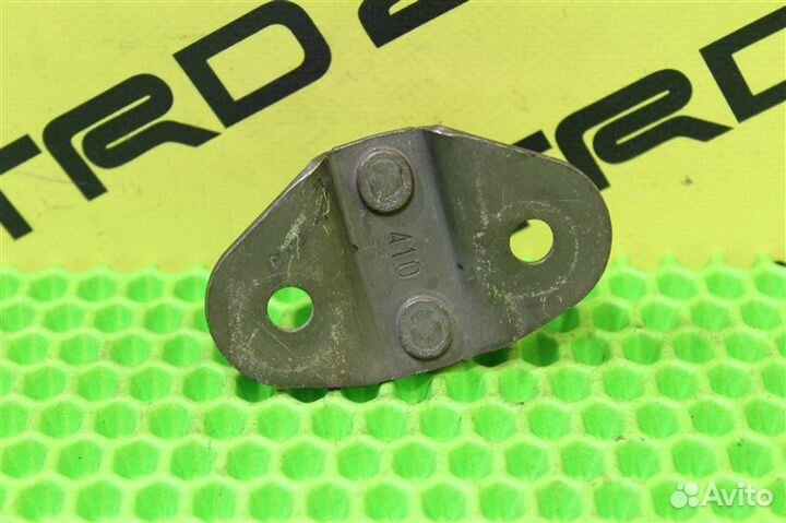 Петля замка багажника задняя Mazda Bongo SK82MN