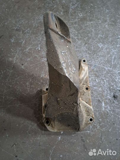 Кронштейн крепления двигателя левый BMW E53