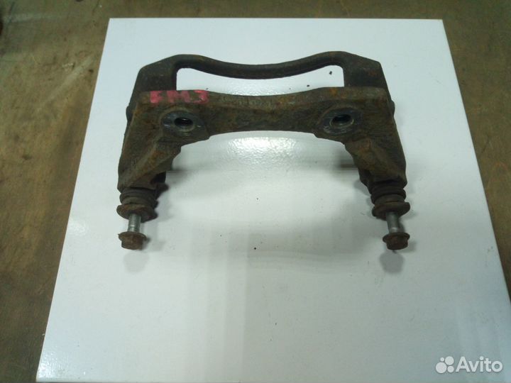 Скоба тормозного суппорта передняя Форд Мондео 3