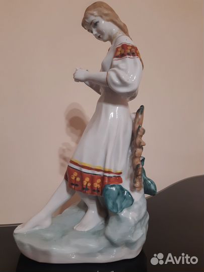 Статуэтка фарфоровая 