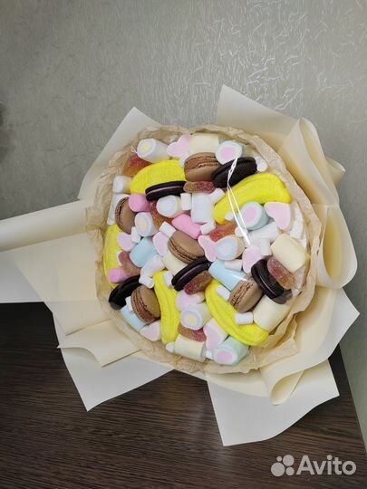 Сладкий букет из маршмеллоу и макарунс
