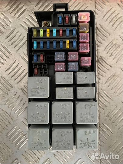 Блок предохранителей под капотом Шевроле Лачетти