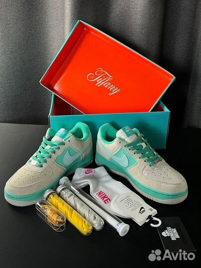 Женские кроссовки Tiffany & Co. x Nike Air Force 1