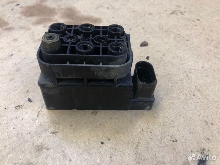 Блок клапанов пневмо подвески Jeep Grand Cherokee