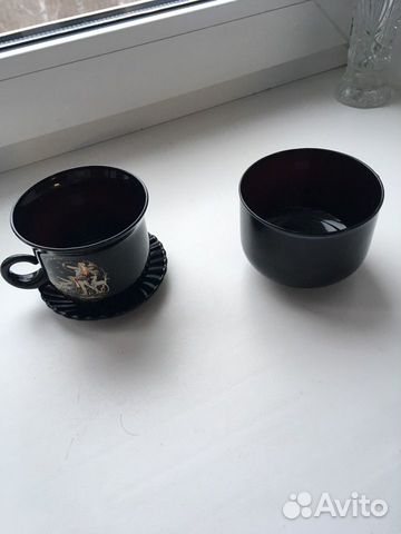 Стеклянные чашки в наборе и сахарница