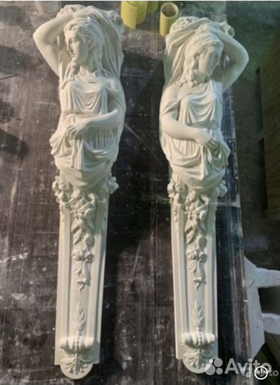 Атлант из гипса и кариатиды