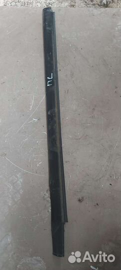 Молдинг стекла передняя левая Nissan Serena c23