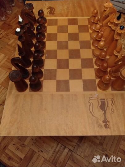 Шахматный стол с шахматами
